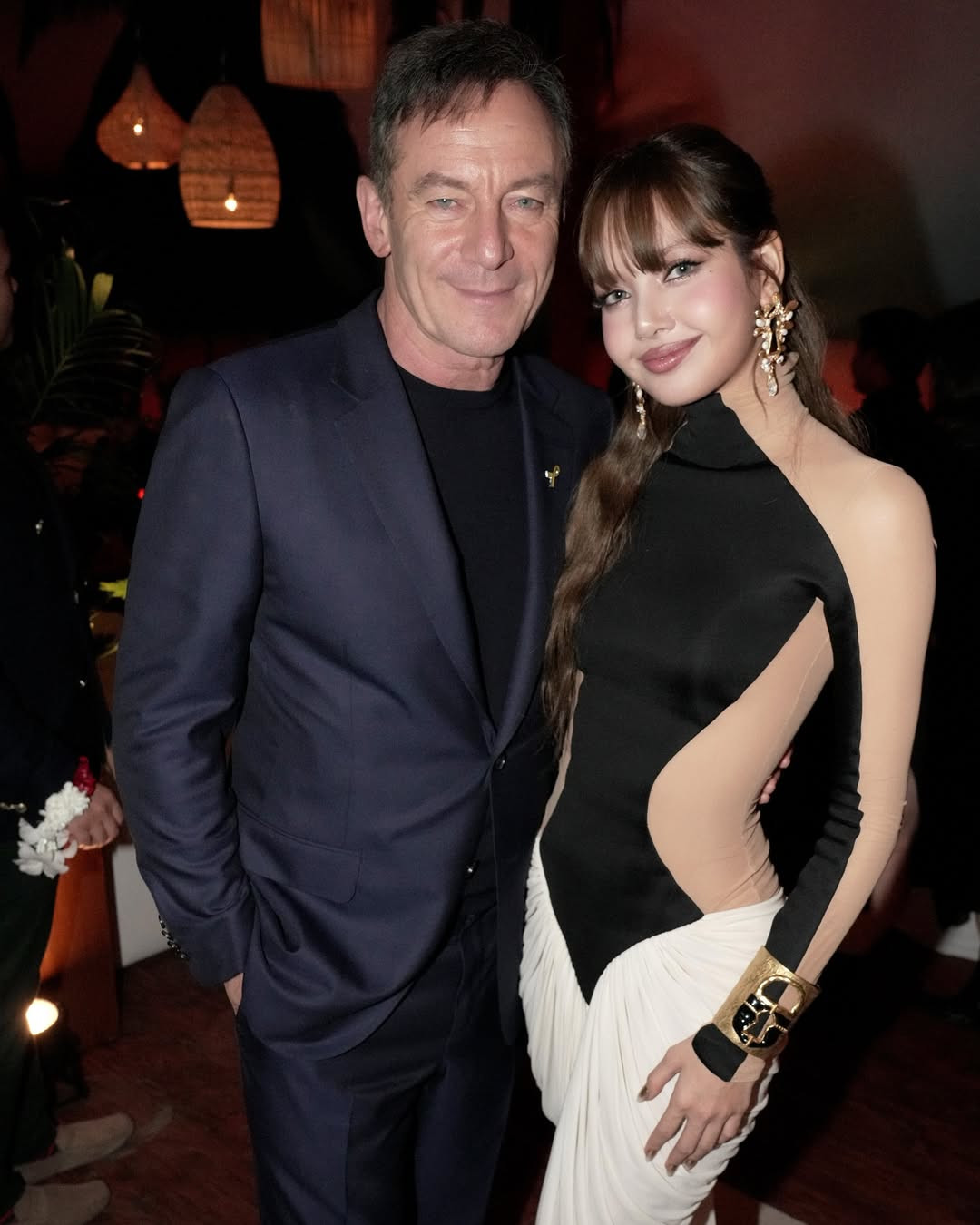 Lisa yêu kiều tại buổi ra mắt phim ở Thái Lan (trái) và Mỹ. Ảnh: IG. Lisa yêu kiều tại buổi ra mắt phim ở Thái Lan (trái) và Mỹ. Ảnh: IG.