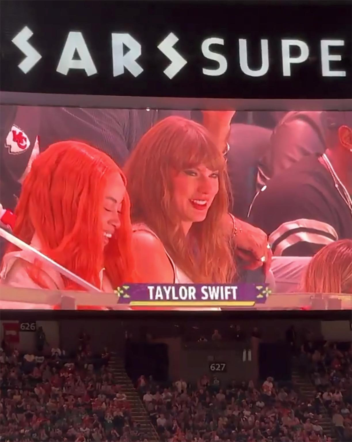 Taylor Swift bối rối khi bị khán giả la ó. Taylor Swift bối rối khi bị khán giả la ó.