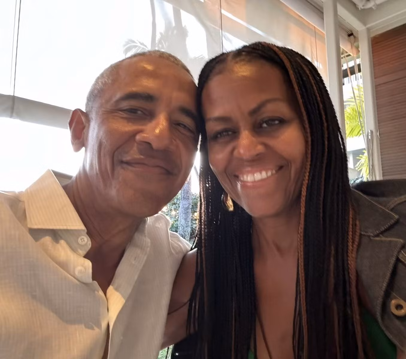 Trên X, cựu Tổng thống Mỹ Barack Obama chia sẻ ảnh selfie cùng vợ, bà Michelle Obama. Ông không quên dành cho vợ những lời tình tứ: “32 năm bên nhau và em vẫn khiến anh ngỡ ngàng. Chúc mừng ngày Lễ Tình nhân, Michelle Obama”.