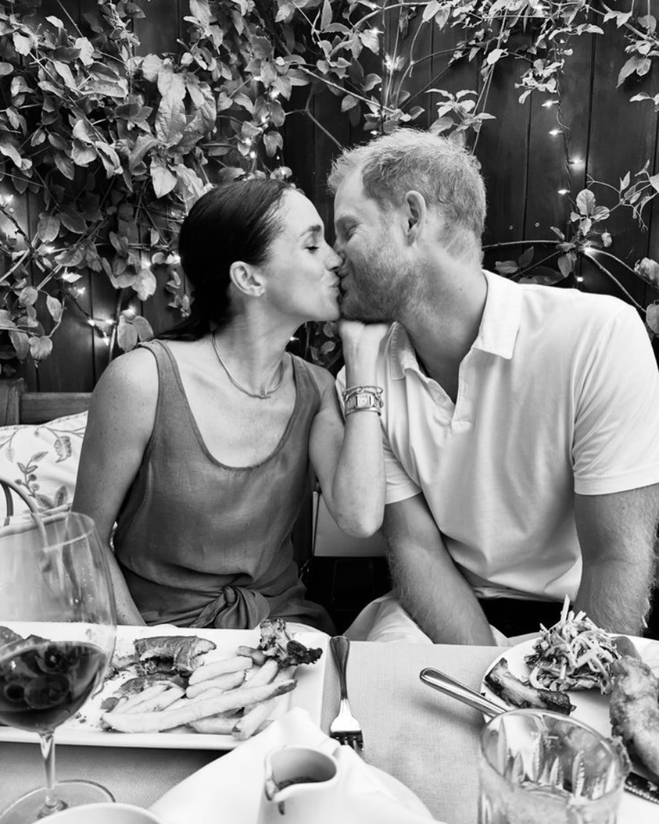 Ngày 14/2, Meghan Markle chia sẻ bức ảnh hôn môi người chồng 7 năm, Hoàng tử Harry, trên tài khoản Instagram cá nhân. Cô viết: “Trở về nhà chăm sóc các con và nhớ Valentine của tôi khi anh ấy tiếp tục tham gia Invictus Games, thay đổi cuộc sống và nhắc nhở chúng ta về sức mạnh của sự chữa lành, khả năng phục hồi thông qua những cựu chiến binh đáng kinh ngạc cùng gia đình họ. Vô cùng tự hào về chồng tôi và những gì anh ấy tạo ra. Tình yêu của em. Em sẽ ăn bánh mì kẹp thịt cùng khoai tây chiên và cá cùng khoai tây lát mỏng với anh mãi mãi. Cảm ơn anh vì là chính anh”. Theo Page Six, Meghan về Mỹ với các con, trong khi Harry vẫn ở lại Canada trong thời gian diễn ra Invictus Games, sự kiện thể thao dành cho các thương và bệnh binh. Ngày 14/2, Meghan Markle chia sẻ bức ảnh hôn môi người chồng 7 năm, Hoàng tử Harry, trên tài khoản Instagram cá nhân. Cô viết: “Trở về nhà chăm sóc các con và nhớ Valentine của tôi khi anh ấy tiếp tục tham gia Invictus Games, thay đổi cuộc sống và nhắc nhở chúng ta về sức mạnh của sự chữa lành, khả năng phục hồi thông qua những cựu chiến binh đáng kinh ngạc cùng gia đình họ. Vô cùng tự hào về chồng tôi và những gì anh ấy tạo ra. Tình yêu của em. Em sẽ ăn bánh mì kẹp thịt cùng khoai tây chiên và cá cùng khoai tây lát mỏng với anh mãi mãi. Cảm ơn anh vì là chính anh”. Theo Page Six, Meghan về Mỹ với các con, trong khi Harry vẫn ở lại Canada trong thời gian diễn ra Invictus Games, sự kiện thể thao dành cho các thương và bệnh binh.