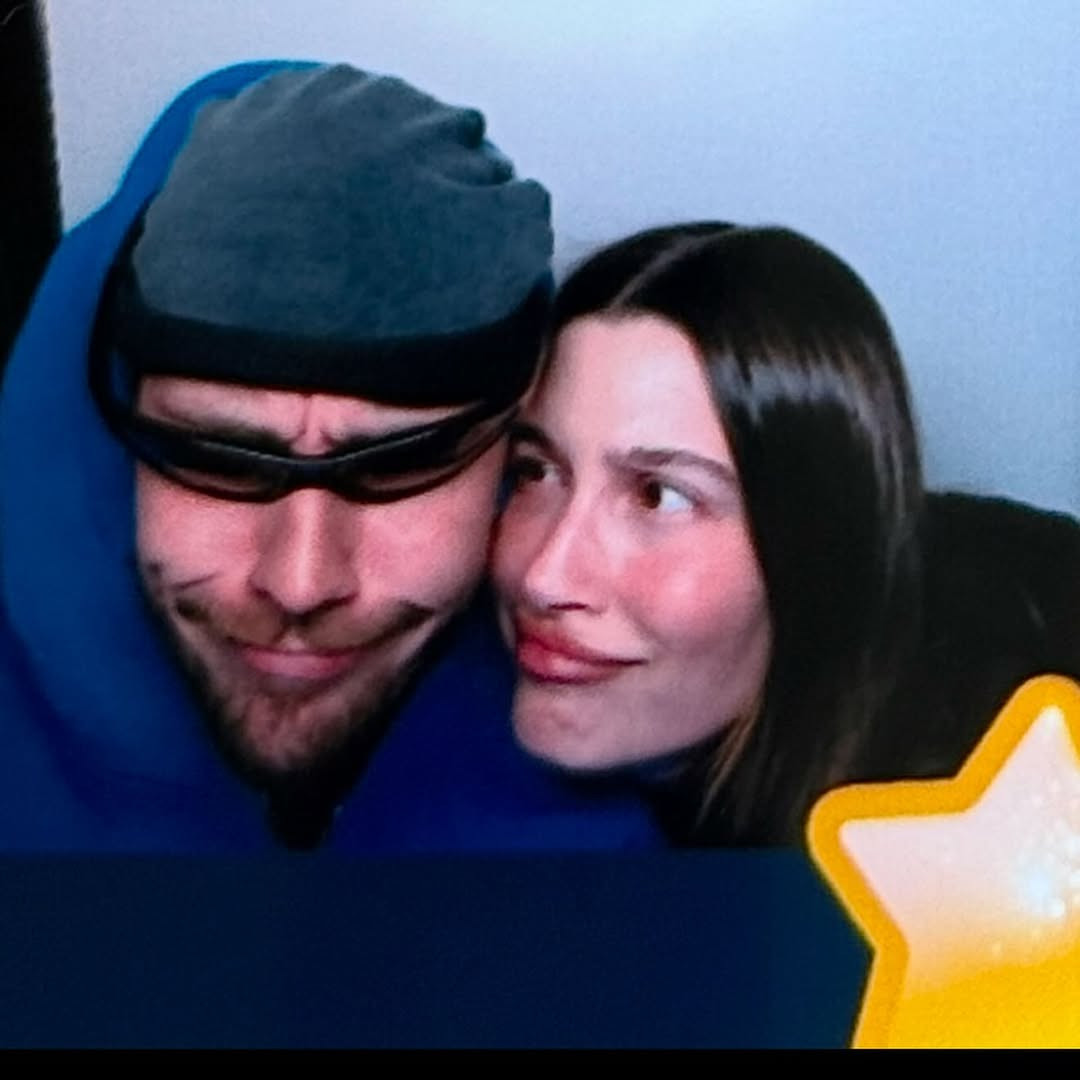 Justin Bieber dập tắt tin đồn ly hôn bằng loạt ảnh nhí nhố bên vợ, Hailey Bieber. Anh không dành lời tình yêu cho Hailey, mà đại diện gia đình nhỏ gửi lời chúc ngày lễ đến người hâm mộ: “Happy Valentine từ gia đình Bieber”. Justin Bieber dập tắt tin đồn ly hôn bằng loạt ảnh nhí nhố bên vợ, Hailey Bieber. Anh không dành lời tình yêu cho Hailey, mà đại diện gia đình nhỏ gửi lời chúc ngày lễ đến người hâm mộ: “Happy Valentine từ gia đình Bieber”.