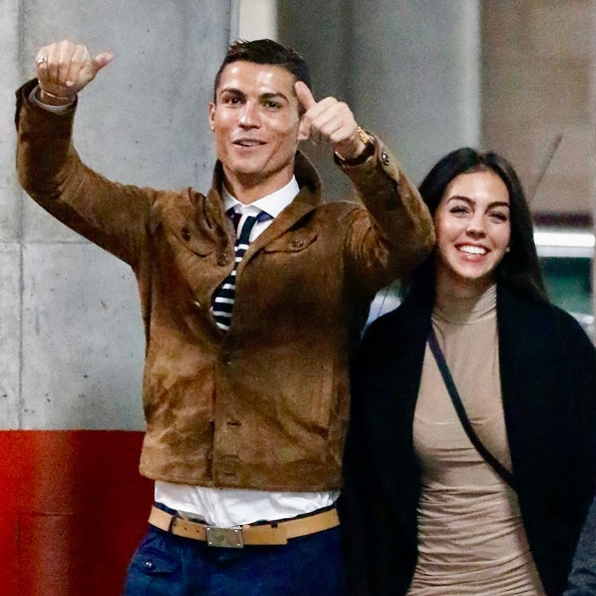 Cristiano Ronaldo gọi Georgina Rodriguez là “Valentine duy nhất của tôi”. Người mẫu Argentina đáp lại: “Tình yêu lớn của em”. Cristiano Ronaldo gọi Georgina Rodriguez là “Valentine duy nhất của tôi”. Người mẫu Argentina đáp lại: “Tình yêu lớn của em”.