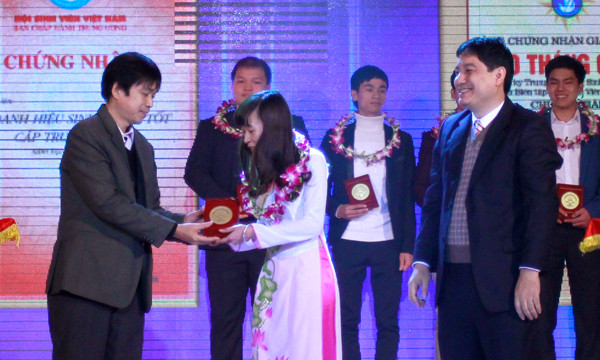 Anh Nguyễn Đắc Vinh và anh Nguyễn Huy Lộc (TBT báo Sinh viên Việt Nam, trái ảnh) đã trao thưởng cho các bạn sinh viên đạt giải