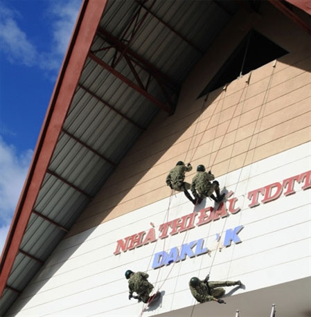 Các mũi tiến công nhanh chóng tiếp cận hiện trường, dùng kỹ thuật đặc công, bất ngờ đột nhập vào nơi bọn khủng bố giam giữ con tin từ nhiều hướng. Trong ảnh, lực lượng đặc công tiếp cận bọn khủng bố từ trên cao