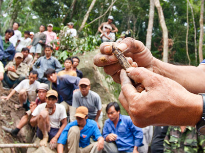 Một người đào được mẩu kỳ nam bằng ngón tay, nhưng hàng trăm đôi mắt chăm chăm thèm khát 