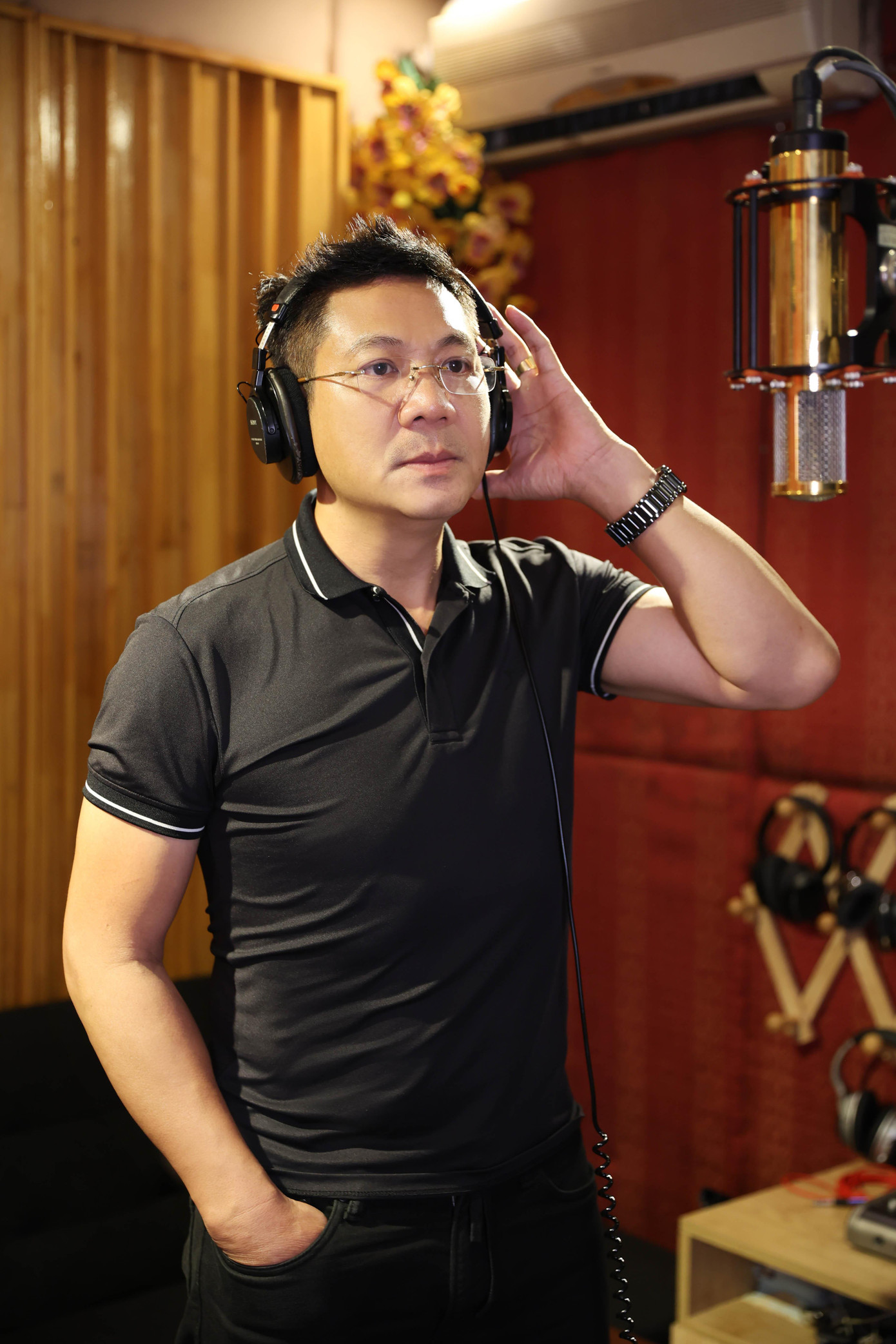 'Anh sẽ về nhưng không phải hôm nay' - lời hát tri ân lực lượng tuyến đầu ảnh 1