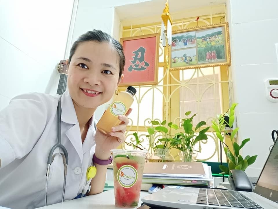 Bác sĩ Nguyễn Thanh Hà (Trung tâm Y tế phường Ô Chợ Dừa, quận Đống Đa, Hà Nội) nói về Vitamin tháng 5: &quot;Đang trong lúc chống dịch căng thẳng, điện thoại trả lời người dân 24/24: &apos;Tôi có được xét nghiệm không&apos;; &apos;Tôi xét nghiệm rồi, bao giờ có kết quả&apos;; &apos;Tôi âm tính rồi bao giờ xét nghiệm lần 2&apos;... thì chị mang đến chai Vitamin mát lành, thơm ngọt như một nguồn động viên vô giá, tiếp thêm sức mạnh cho cán bộ y tế tuyến đầu như chúng tôi&quot;...- Ảnh: NVCC