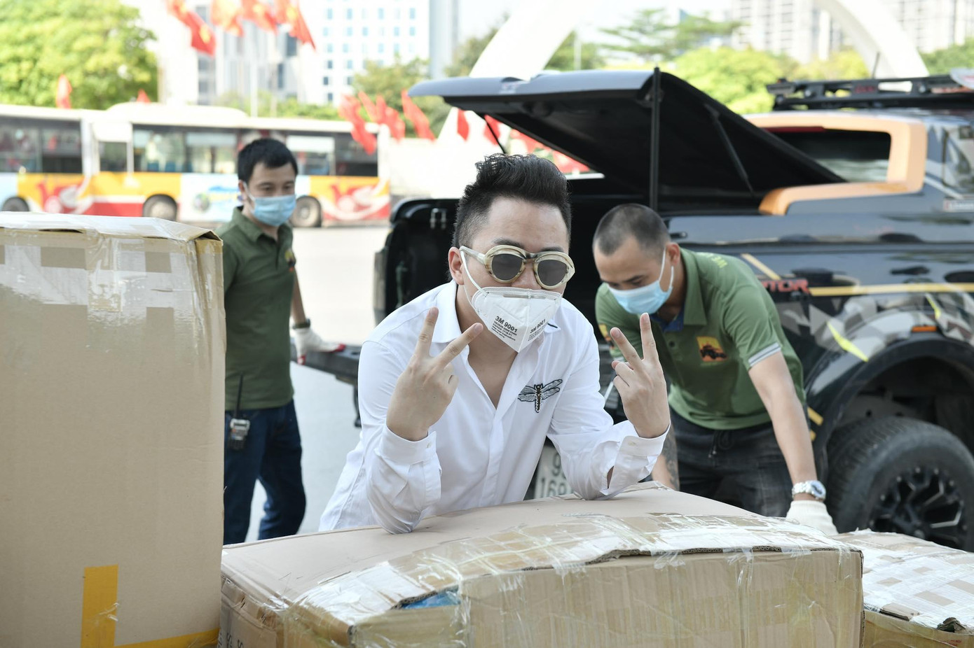 Tùng Dương tiếp tục kêu gọi bạn bè, khán giả chung tay đẩy lùi COVID-19