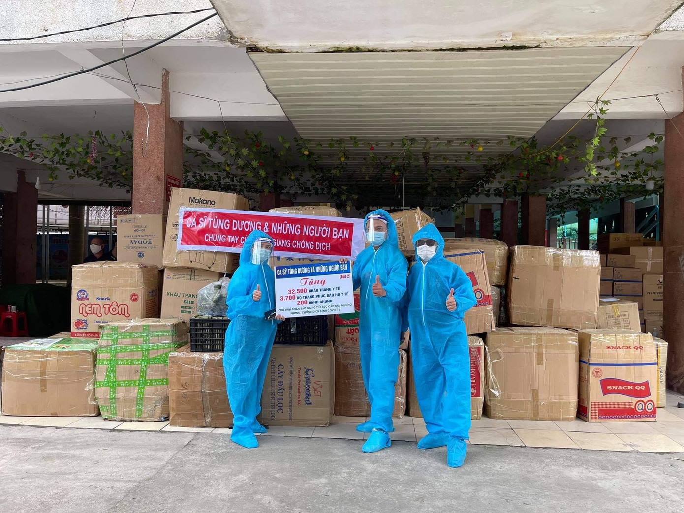 Ê-kip của ca sĩ Tùng Dương trao quà cho những điểm nóng COVID-19 tại Bắc Giang, Bắc Ninh