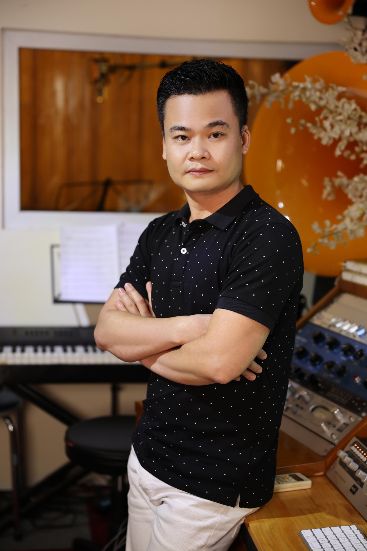 'Anh sẽ về nhưng không phải hôm nay' - lời hát tri ân lực lượng tuyến đầu ảnh 2