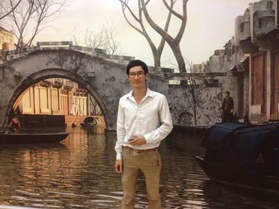 Kiến trúc sư Nguyễn Văn Quang bên bức tranh Phố Hàng Buồm. Ảnh: L.A