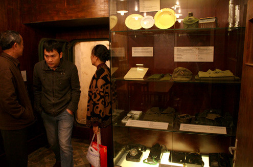 Trong phòng này đang trưng bày nhiều hiện vật là đồ dùng, vật dụng, quân tư trang, quần áo... của cán bộ chiến sĩ tham gia chiến đấu trong cuộc kháng chiến chống Mỹ Thậm chí có cả những bộ ấm trà, phích nước, đèn dầu..