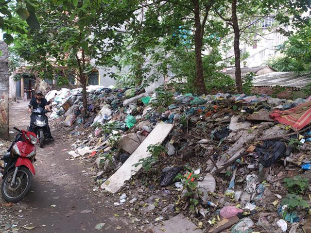 Bãi rác thải nằm chất đống giữa khu dân cư, gây ô nhiễm nghiêm trọng. Ảnh: T.N. Bãi rác thải nằm chất đống giữa khu dân cư, gây ô nhiễm nghiêm trọng. Ảnh: T.N