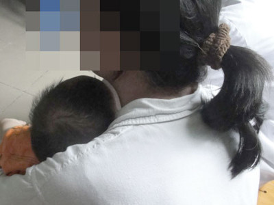 Chị D. may mắn có được đứa con trai làm chỗ dựa sau này. Ảnh: Nguyễn Tâm. Chị D. may mắn có được đứa con trai làm chỗ dựa sau này. Ảnh: Nguyễn Tâm