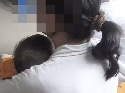 Chị D. may mắn có được đứa con trai làm chỗ dựa sau này. Ảnh: Nguyễn Tâm