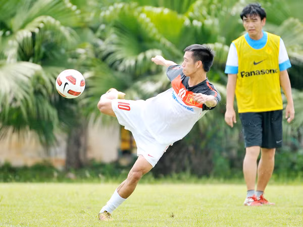 Các tuyển thủ VN tích cực tập luyện chuẩn bị cho AFF cup vào cuối năm. Ảnh: VSI