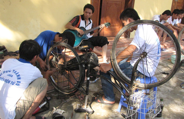 Trong lúc các sĩ tử ôn tập bài vở, đội ngũ sinh viên tình nguyện Mùa Hè Xanh đang kiểm tra, sửa chữa xe đạp. Sáng 4. 7, các tình nguyện viên sẽ đưa các sĩ tử đến địa điểm thi bằng những chiếc xe đạp “ cà tàng” này. Sau khi hoàn thành tiếp sức mùa thi đợt 1, các thành viên của Mùa Hè Xanh sẽ đạp xe xuyên Việt.