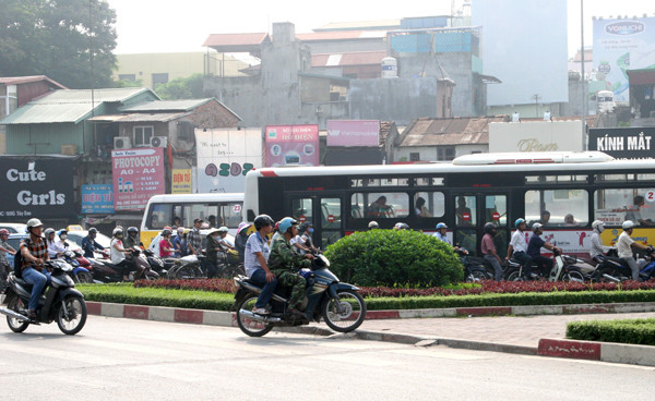 Nhiều xe trèo lên dải phân cách ở Ngã Tư Sở lúc chờ đèn đỏ