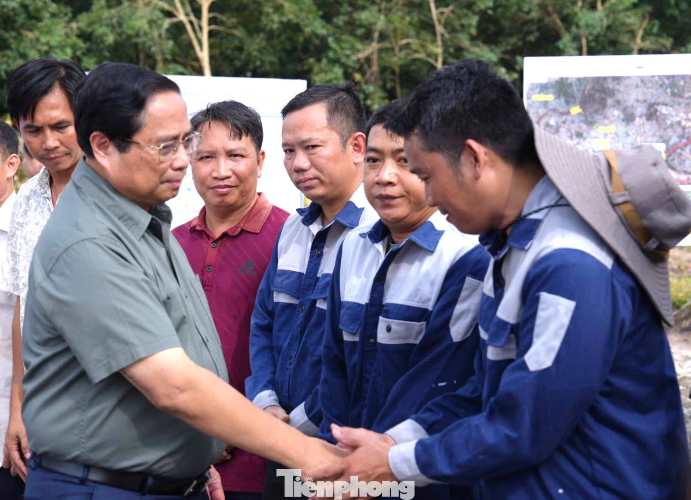 Thủ tướng thăm hỏi công nhân đang làm việc tại dự án Thủ tướng thăm hỏi công nhân đang làm việc tại dự án