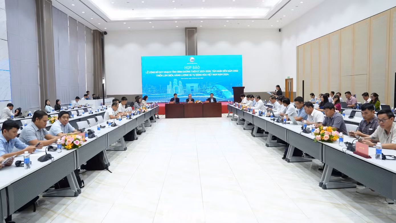 Toàn cảnh buổi họp báo.