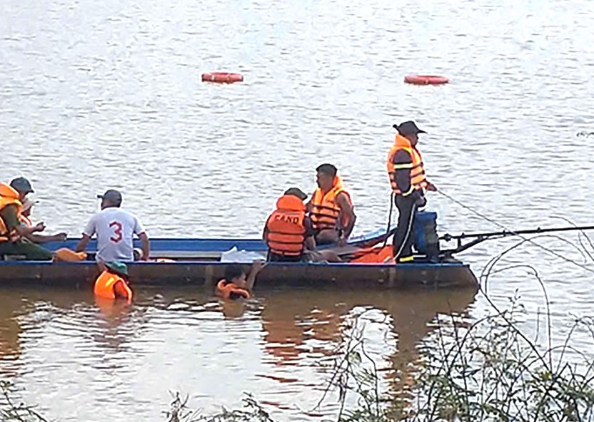 Lực lượng chức năng đang tìm kiếm nạn nhân trên sông Ảnh: CTV