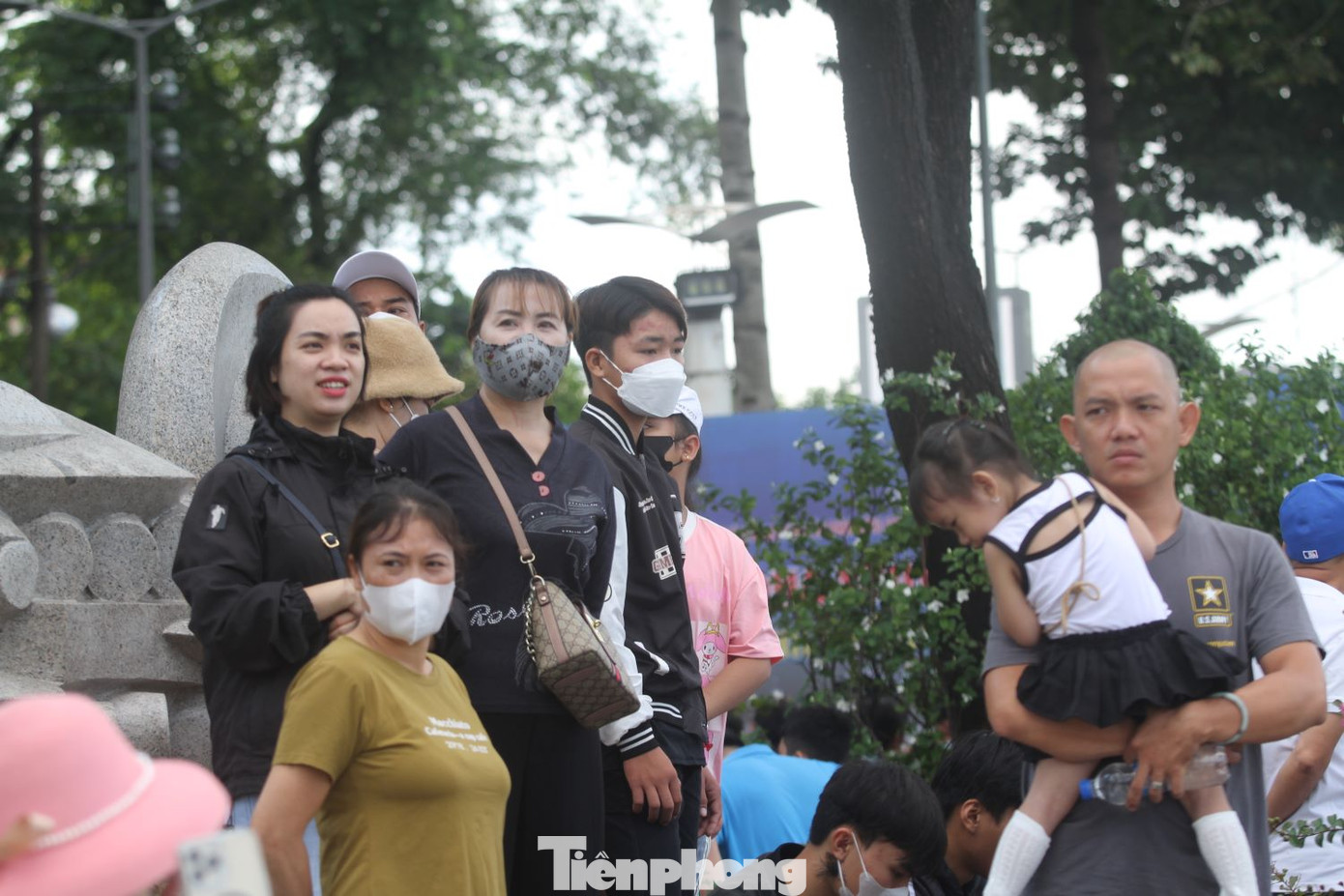 Người dân hào hứng xem đua thuyền.