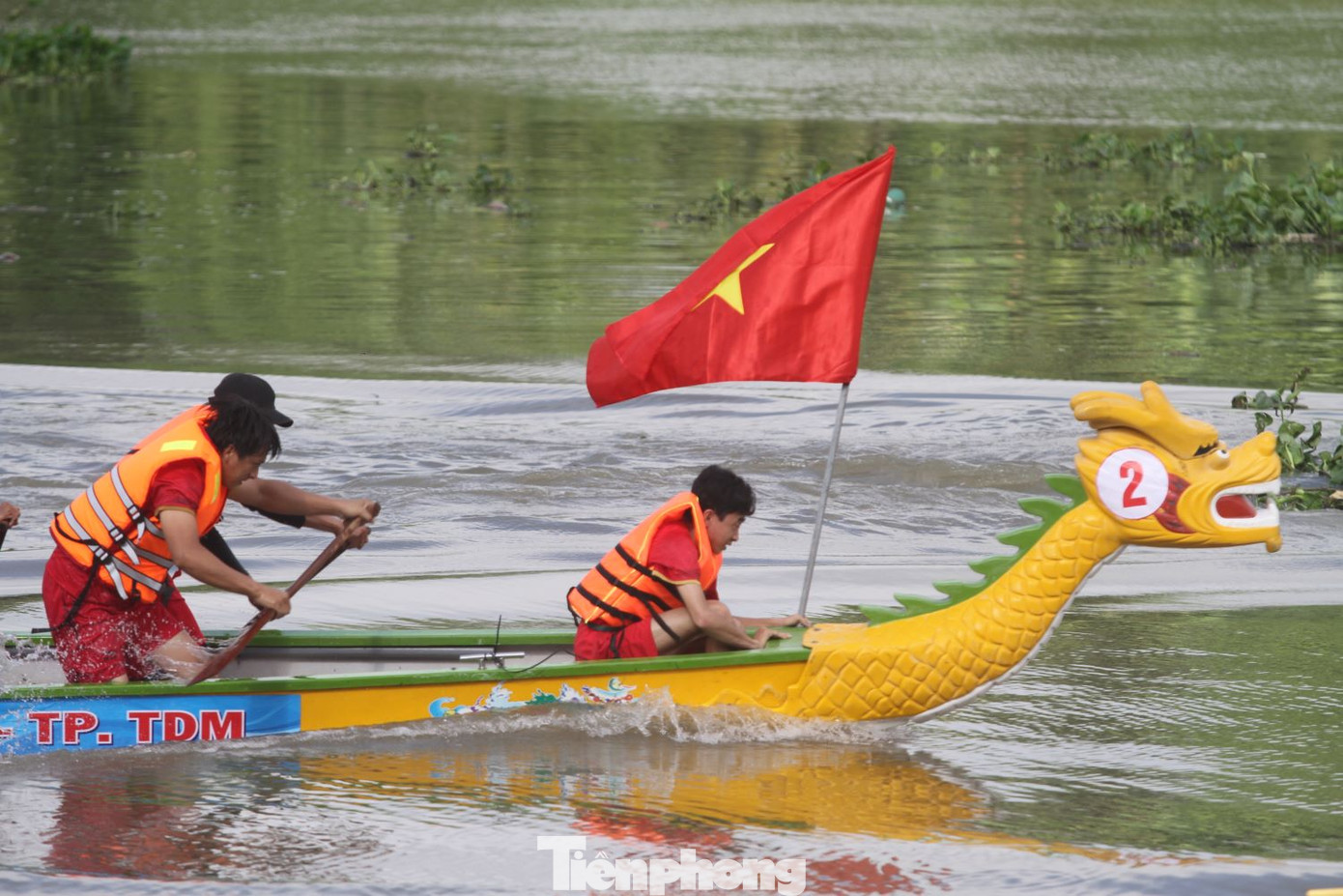 Tham dự giải, đội chủ nhà thành phố Thủ Dầu Một góp mặt 3 đội đua thuyền.