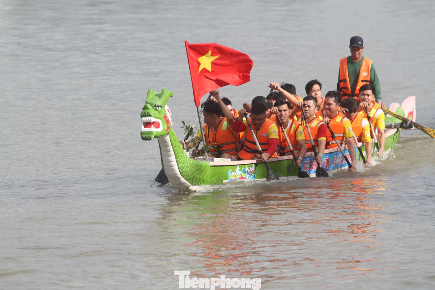 Tỉnh Bình Dương có các con sông lớn gồm: Sông Sài Gòn, Đồng Nai và Thị Tính. Hầu hết các địa phương tham dự giải đua thuyền đều có sông lớn.