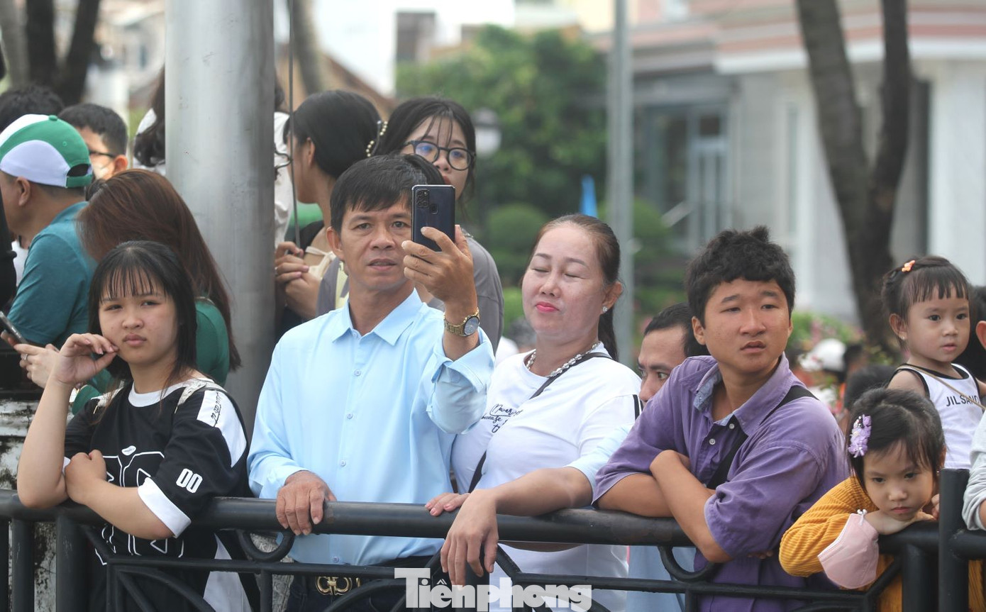 Người dân được sử dụng mạng wifi miễn phí tốc độ cao khi tới phố đi bộ Bạch Đằng.