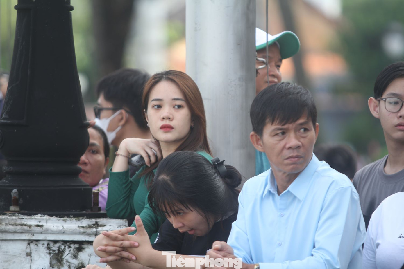 Người dân đứng dọc tuyến phố đi bộ Bạch Đằng dài 1km.