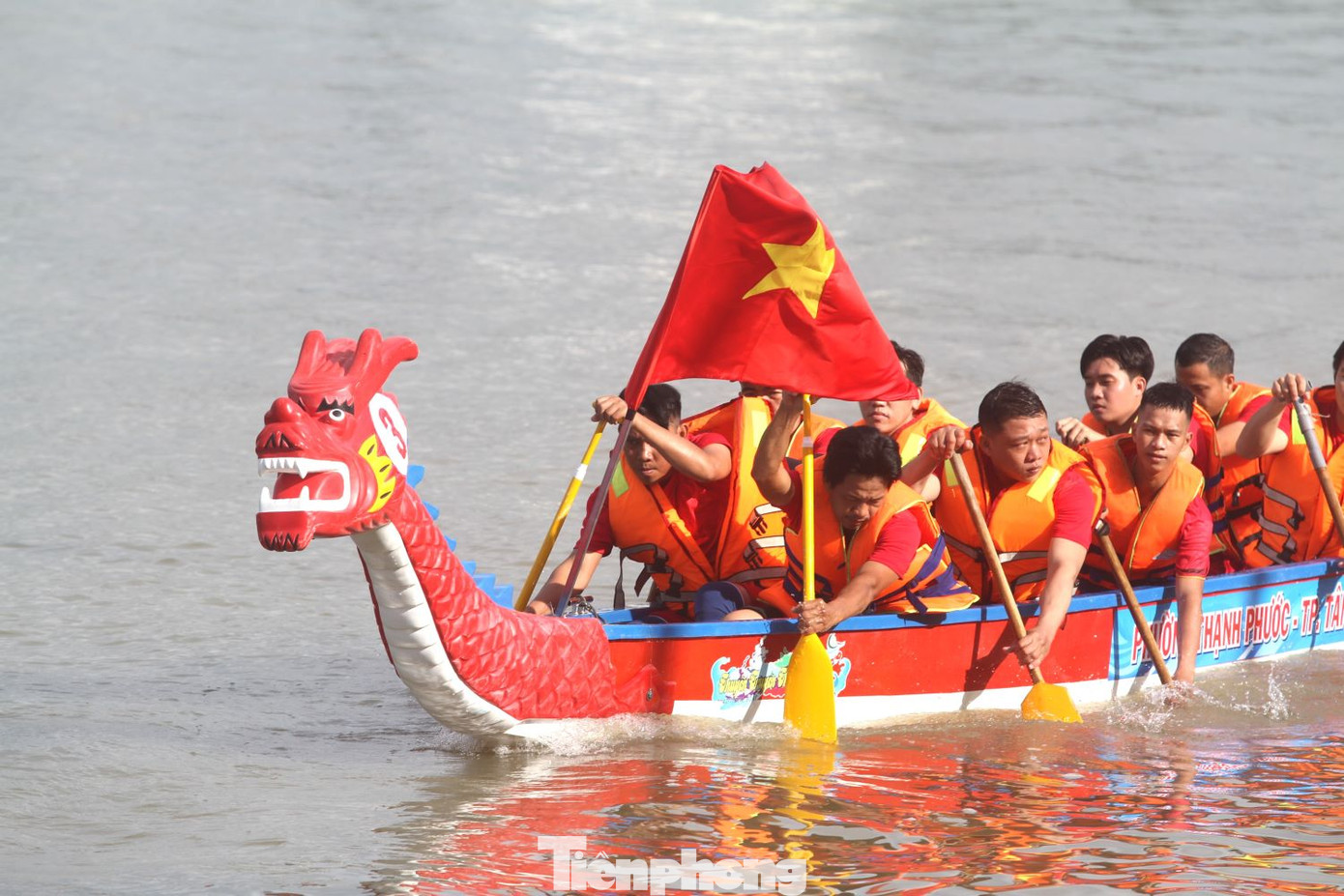 Đội đua thuyền thành phố Tân Uyên.