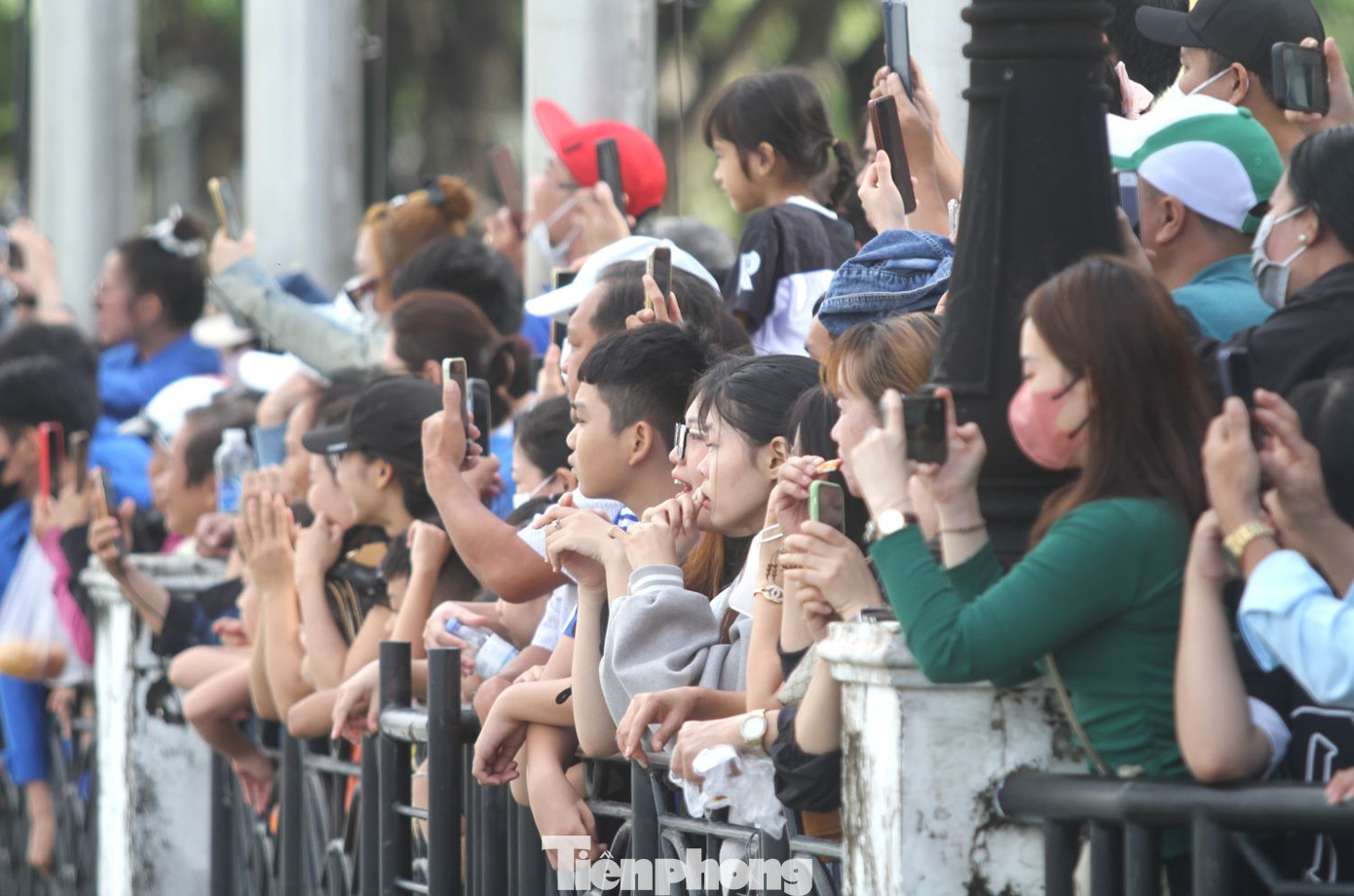 Rất đông người dân xem đua thuyền.