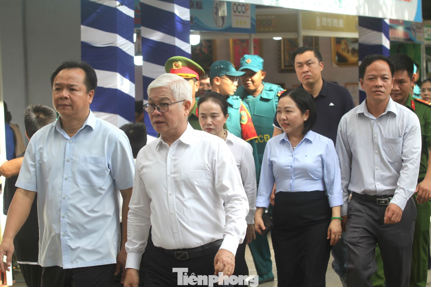 Bí thư Tỉnh ủy Bình Dương Nguyễn Văn Lợi (hàng đầu, thứ hai từ trái sang) cùng lãnh đạo Sở Văn hóa, Thể thao và Du lịch; lãnh đạo thành phố Thủ Dầu Một đến dự giải đua thuyền và tham quan phố đi bộ Bạch Đằng