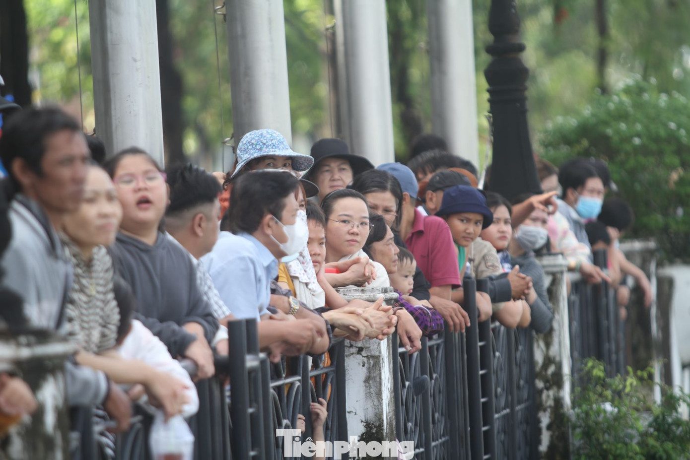 Hàng nghìn người dân đứng bên bờ sông Sài Gòn xem đua thuyền.