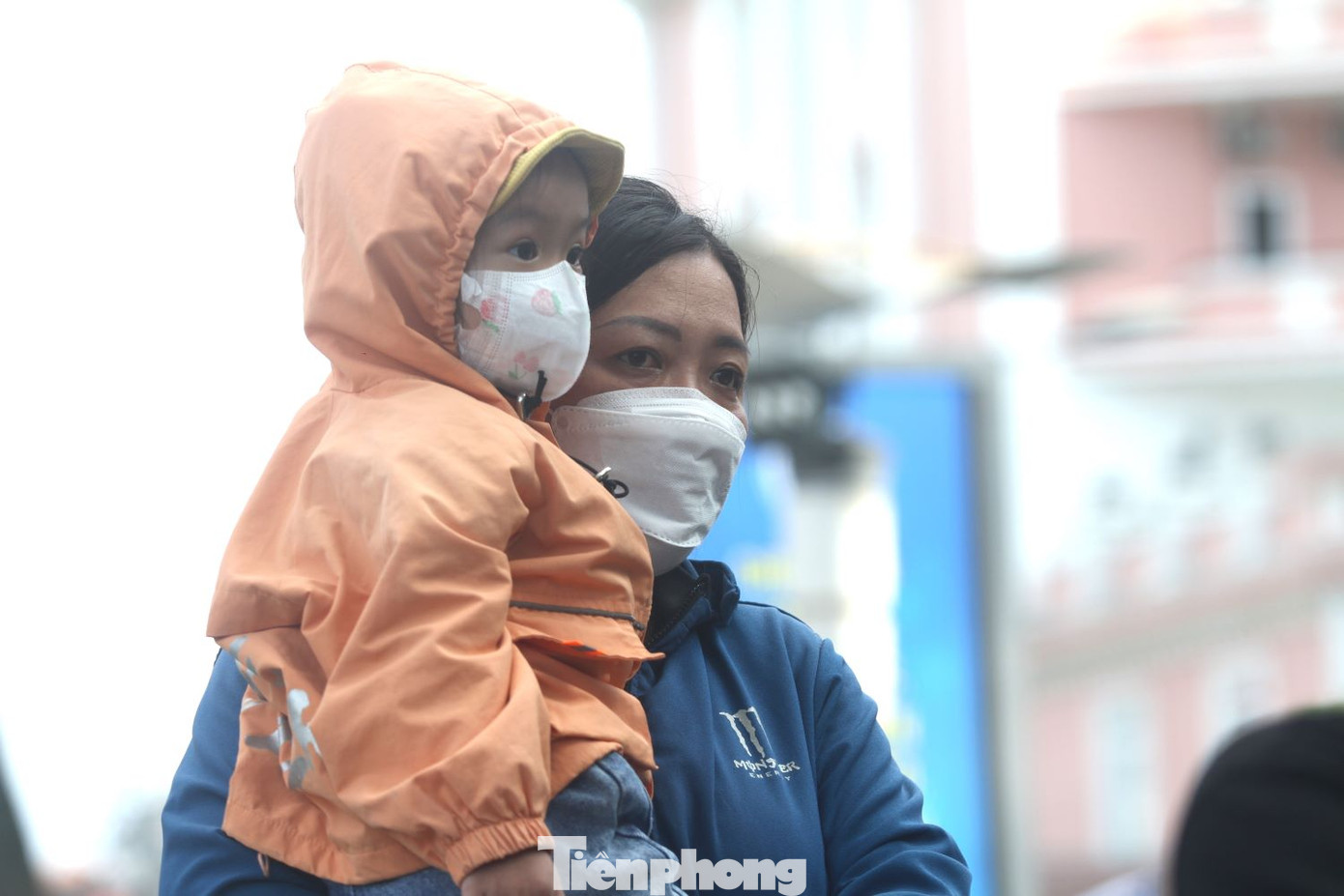 Em bé chăm chú xem đua thuyền.