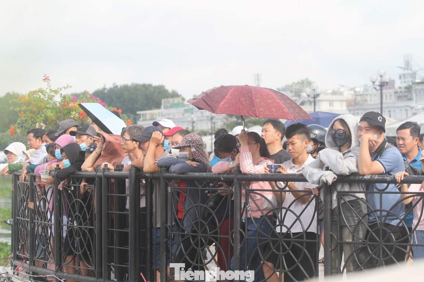 Đông đảo người dân tới cổ vũ các đội đua thuyền.