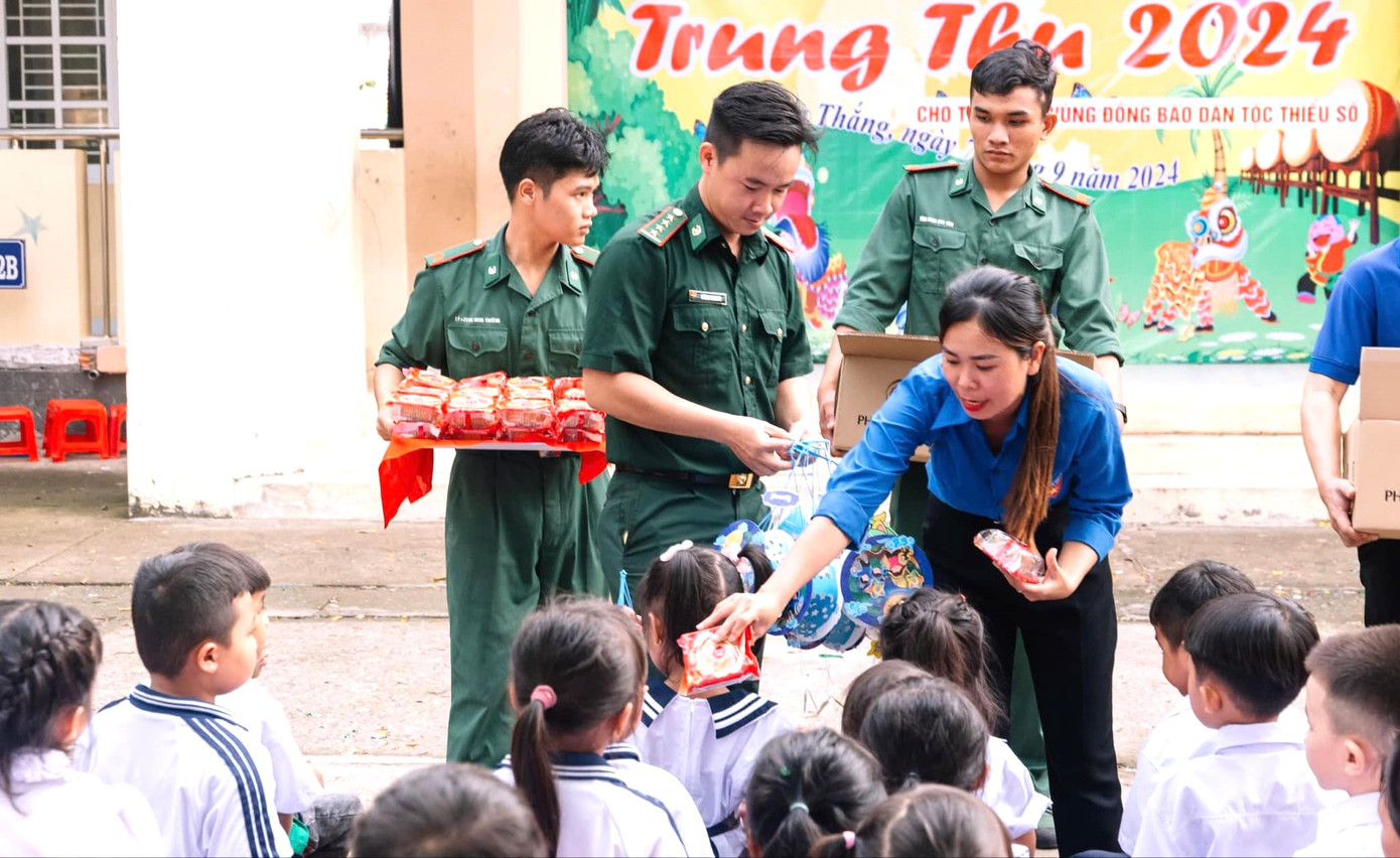 Các anh, chị đoàn viên, thanh niên tặng bánh trung thu cho thiếu nhi tại huyện Hàm Tân, tỉnh Bình Thuận
