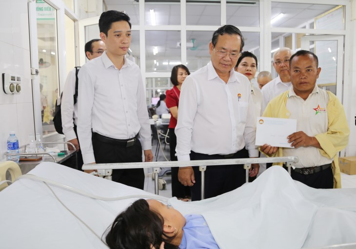 Đoàn công tác của tỉnh Bình Dương trực tiếp đến các tỉnh miền Bắc trao hỗ trợ và thăm hỏi các nạn nhân Đoàn công tác của tỉnh Bình Dương trực tiếp đến các tỉnh miền Bắc trao hỗ trợ và thăm hỏi các nạn nhân