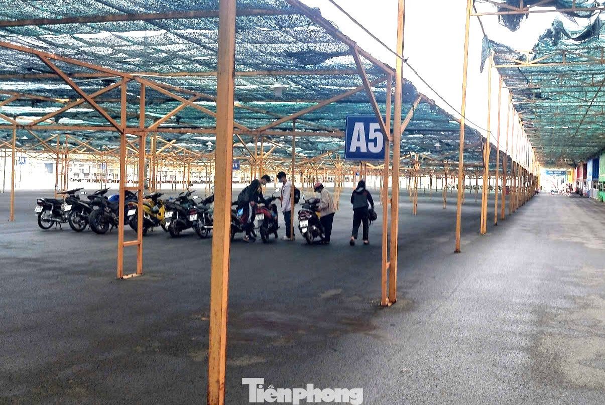 Khu vực nhà giữ xe trong khu du lịch Đại Nam Khu vực nhà giữ xe trong khu du lịch Đại Nam