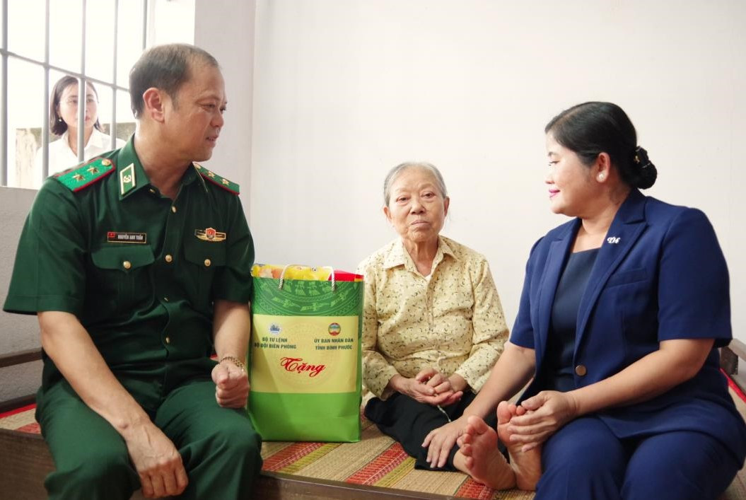 Trung tướng Nguyễn Anh Tuấn, Chính ủy Bộ Tư lệnh Bộ đội Biên phòng và Chủ tịch UBND tỉnh Bình Phước Trần Tuệ Hiền tặng quà gia đình chính sách. Trung tướng Nguyễn Anh Tuấn, Chính ủy Bộ Tư lệnh Bộ đội Biên phòng và Chủ tịch UBND tỉnh Bình Phước Trần Tuệ Hiền tặng quà gia đình chính sách.