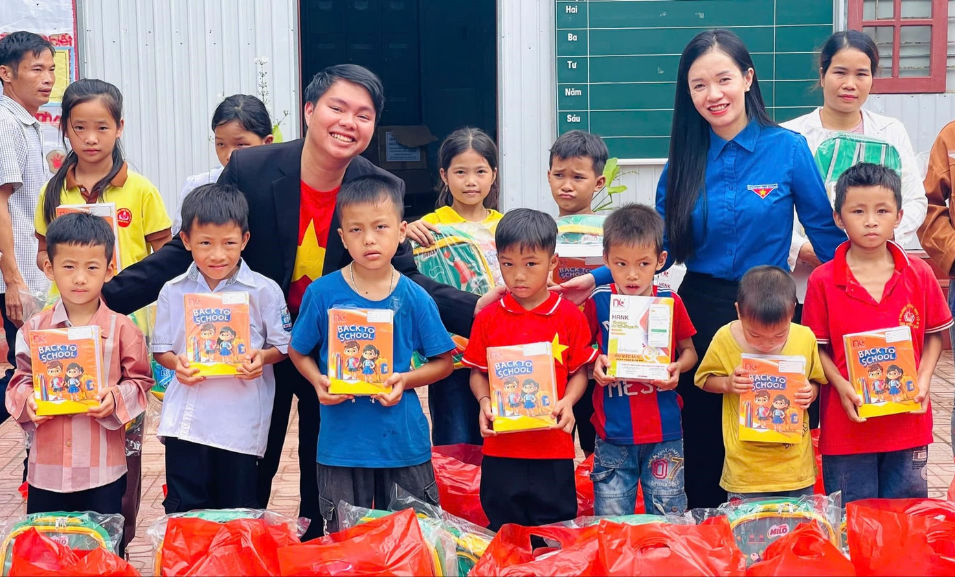 Các em thiếu nhi được tặng quà, sách, balo Các em thiếu nhi được tặng quà, sách, balo