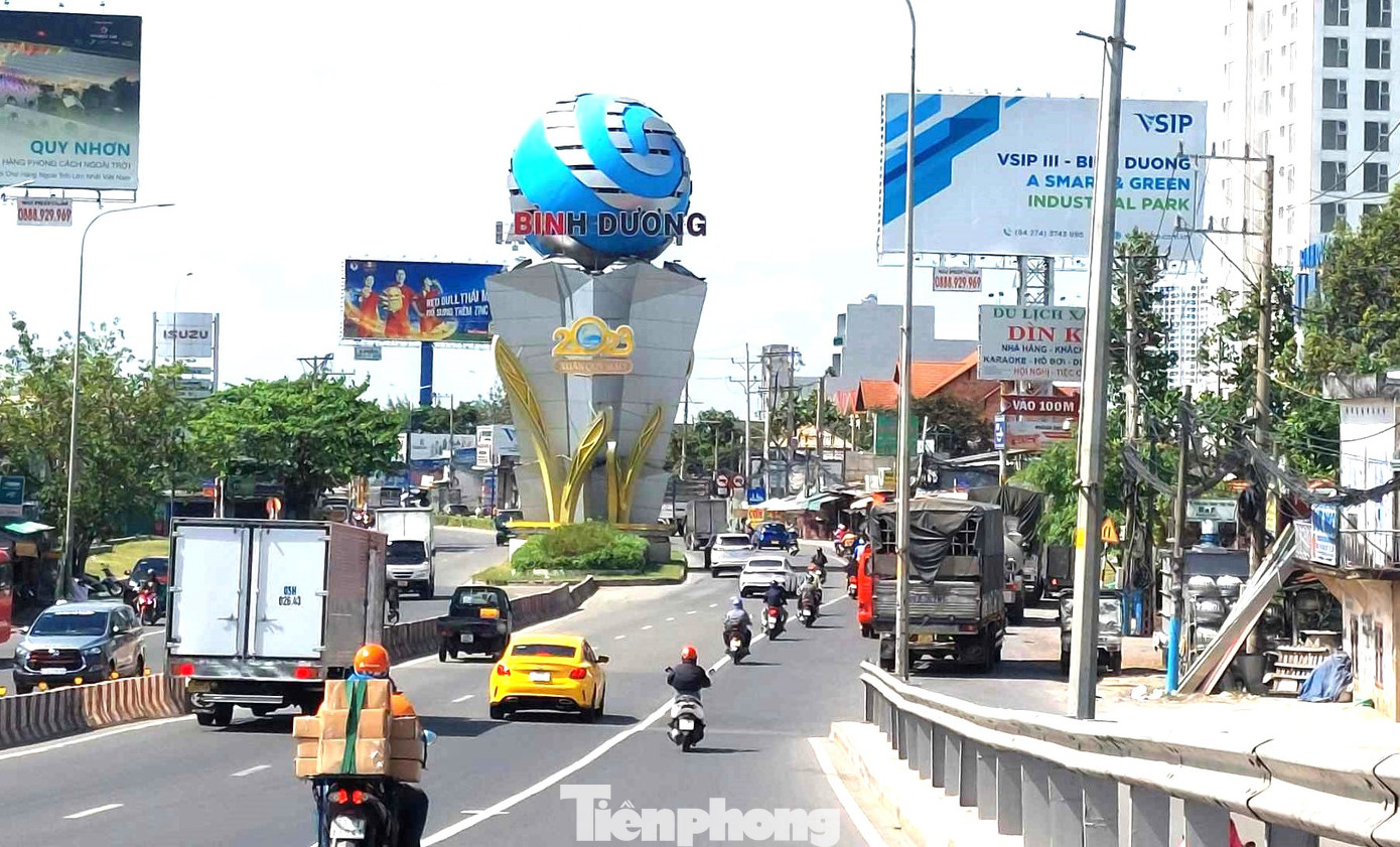 Tuyến Quốc lộ 13 đoạn qua cổng chào tỉnh Bình Dương.