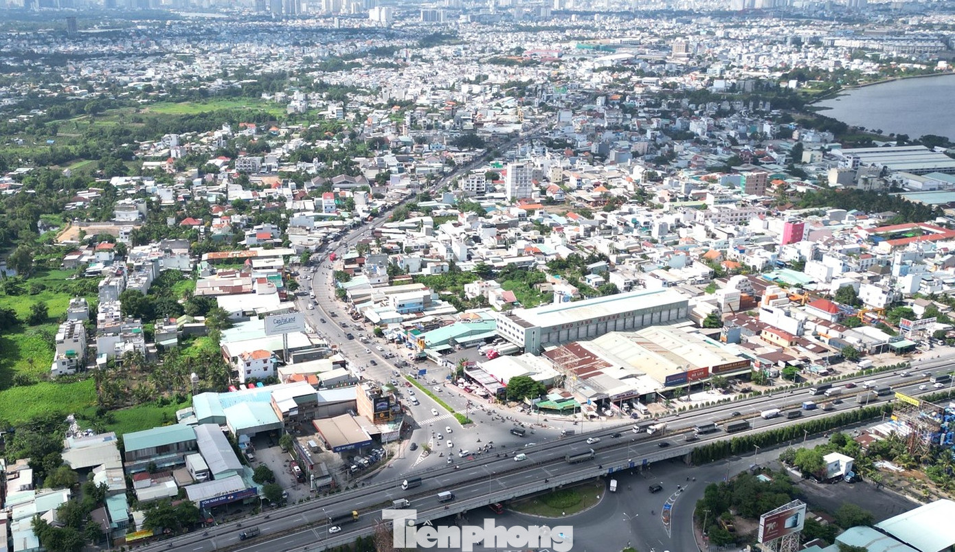 Ngày 15/9, đại diện UBND tỉnh Bình Dương cho biết, HĐND tỉnh ban hành Nghị quyết về việc điều chỉnh chủ trương đầu tư Dự án BOT nâng cấp, mở rộng Quốc lộ 13. Ảnh: Vị trí tuyến Quốc lộ 13 hết địa phận Bình Dương tiếp nối địa phận TPHCM.