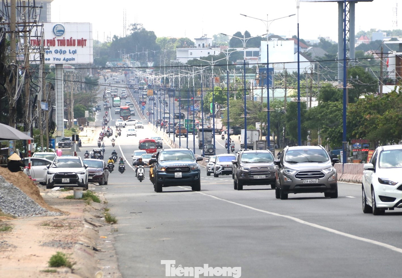 Quy mô và địa điểm phần bổ sung được cải tạo, mở rộng Quốc lộ 13 từ cổng chào Vĩnh Phú, TP. Thuận An (Km1+315) đến điểm giao với đường Lê Hồng Phong, TP. Thủ Dầu Một (Km15+315), mở rộng về bên phải 2 làn xe (sau khi mở rộng là 8 làn), đầu tư vỉa hè, cây xanh thoát nước đồng bộ.