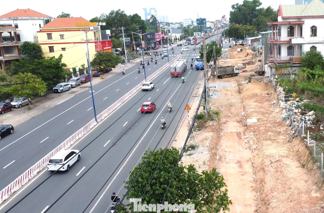 Đầu tư cầu vượt qua các giao lộ ngã tư Bình Hoà - Hữu Nghị với quy mô 4 làn xe, các nút giao khác nghiên cứu mở rộng để tăng khả năng thông hành. Đầu tư hệ thống thoát nước dọc kết hợp chiếu sáng hai bên đường, đoạn từ Bến Cát đến Bàu Bàng (cầu Tham Rớt).
