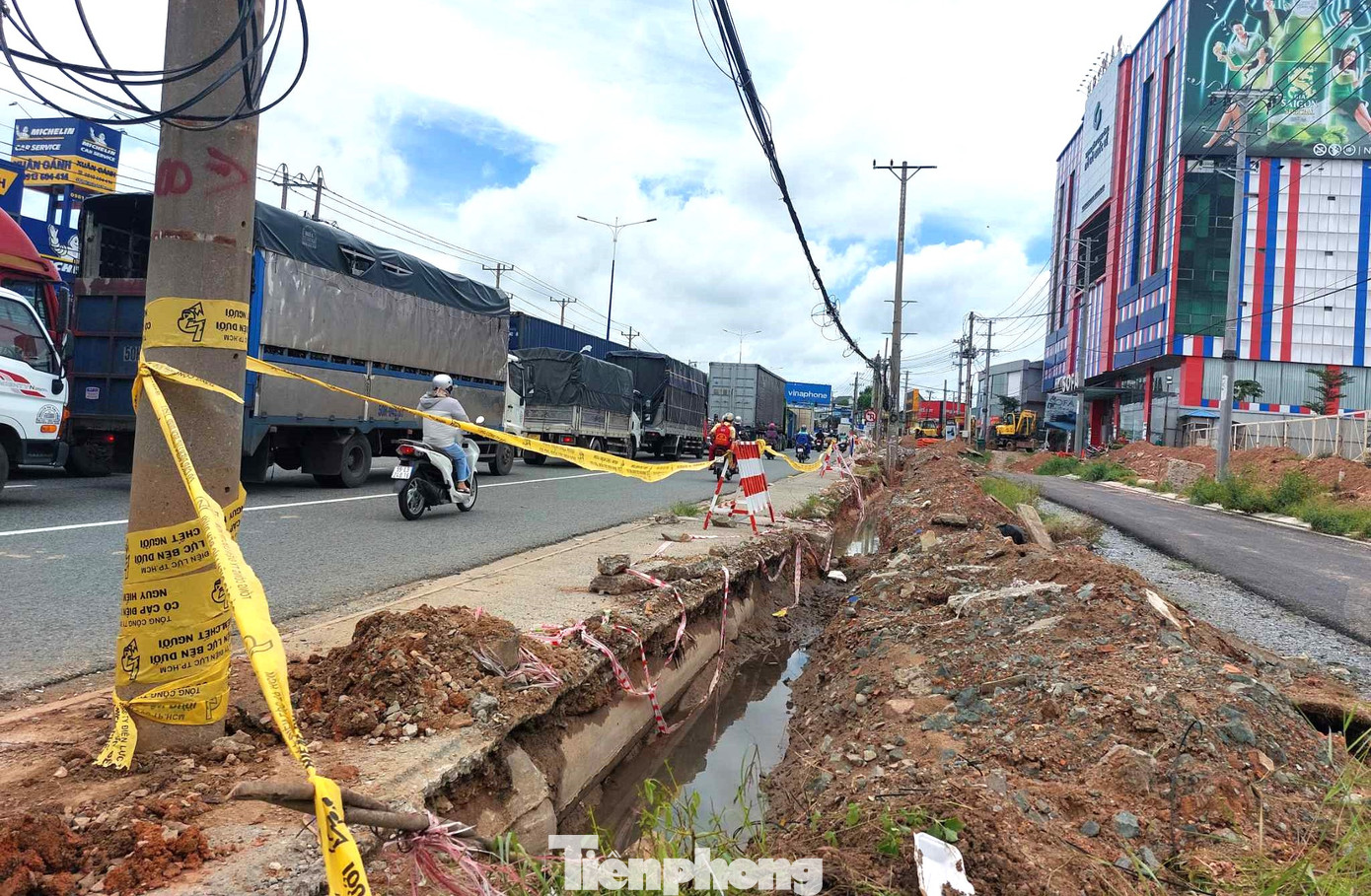 Quốc lộ 13 đoạn qua địa phận thành phố Thuận An (Bình Dương) đang được thi công mở rộng từ 6 làn lên 8 làn xe.