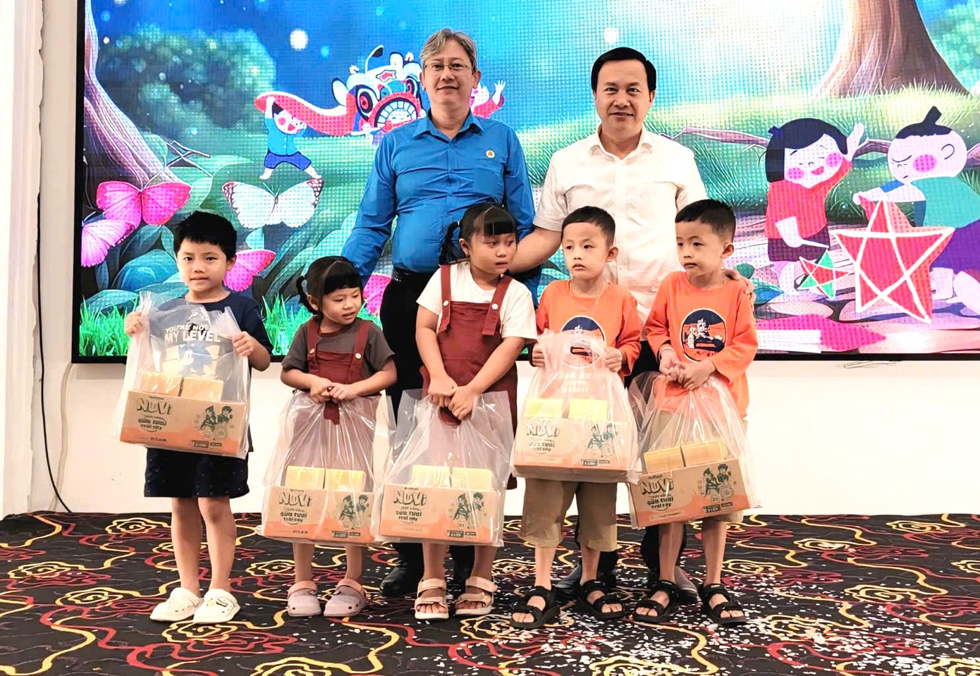 Lãnh đạo Sở Văn hóa, Thể thao và Du lịch tỉnh Bình Dương tặng quà cho các em thiếu nhi.