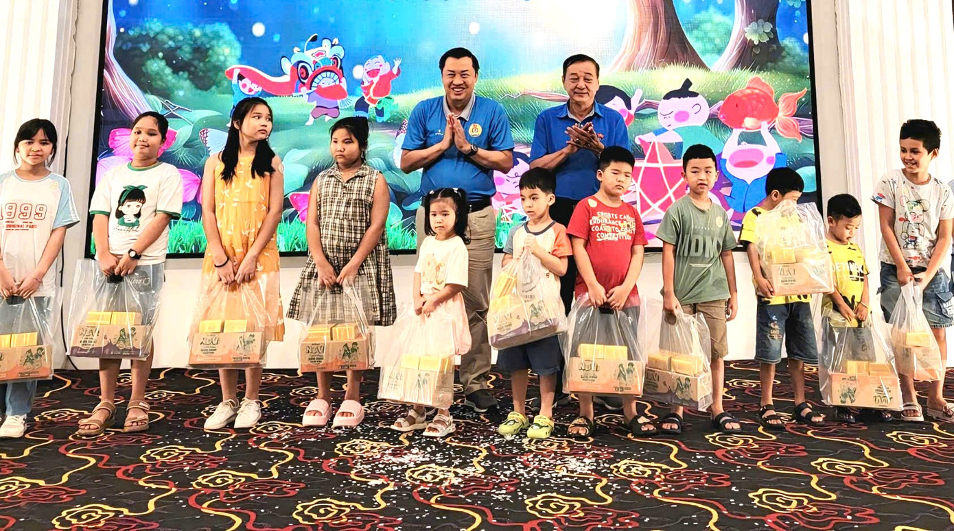 Lãnh đạo Sở Văn hóa, Thể thao và Du lịch tỉnh Bình Dương cùng lãnh đạo Công ty Cổ phần Đại Nam tặng quà Tết Trung thu cho thiếu nhi.