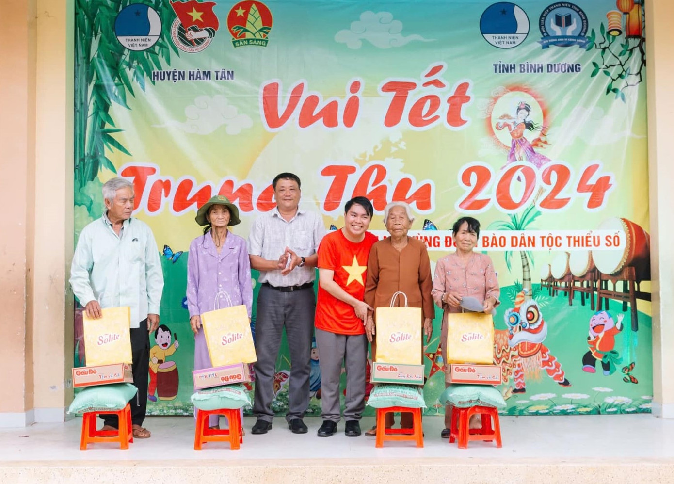 Ban tổ chức tặng quà cho các gia đình chính sách, gia đình có hoàn cảnh khó khăn