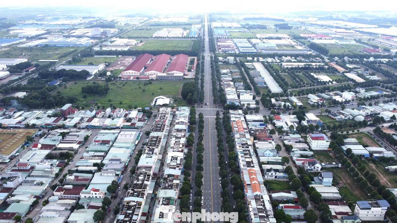 Huyện Bàu Bàng hiện tại có 4 khu công nghiệp đã hoạt động và 2 khu công nghiệp quy mô lớn đang xây dựng, thu hút đầu tư công nghiệp xanh. Huyện Bàu Bàng hiện tại có 4 khu công nghiệp đã hoạt động và 2 khu công nghiệp quy mô lớn đang xây dựng, thu hút đầu tư công nghiệp xanh.